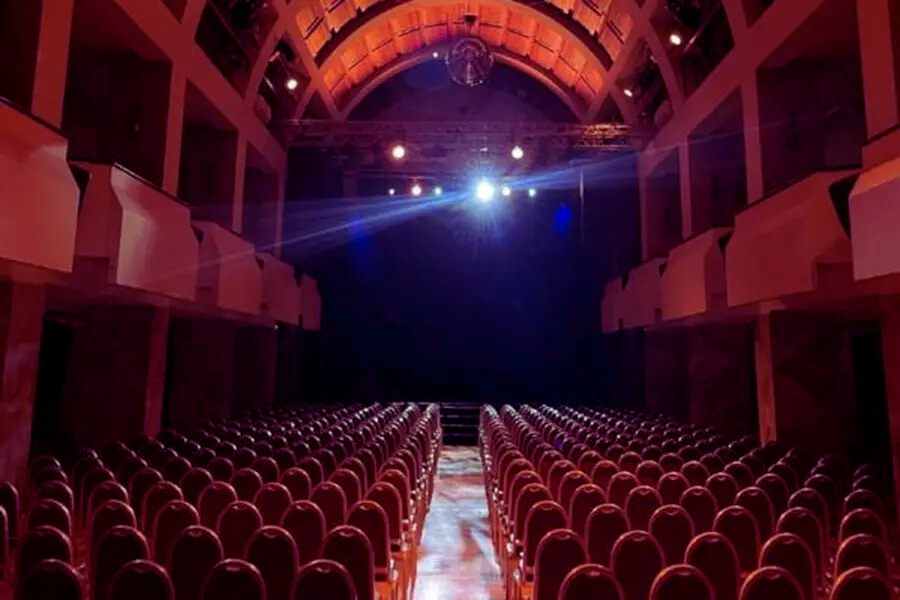 Gledali&scaron;ka postavitev dvorane